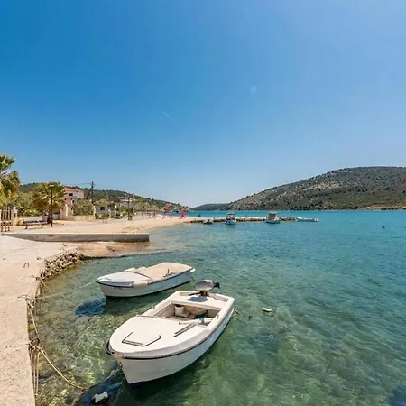 Three Bedroom Ferienhaus Vinišće
