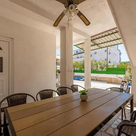 Three Bedroom Ferienhaus